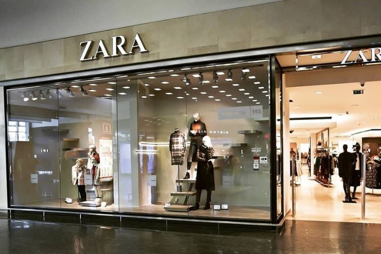 Vitrine da Zara em shopping, com letras em dourado,e manequins vestidos 