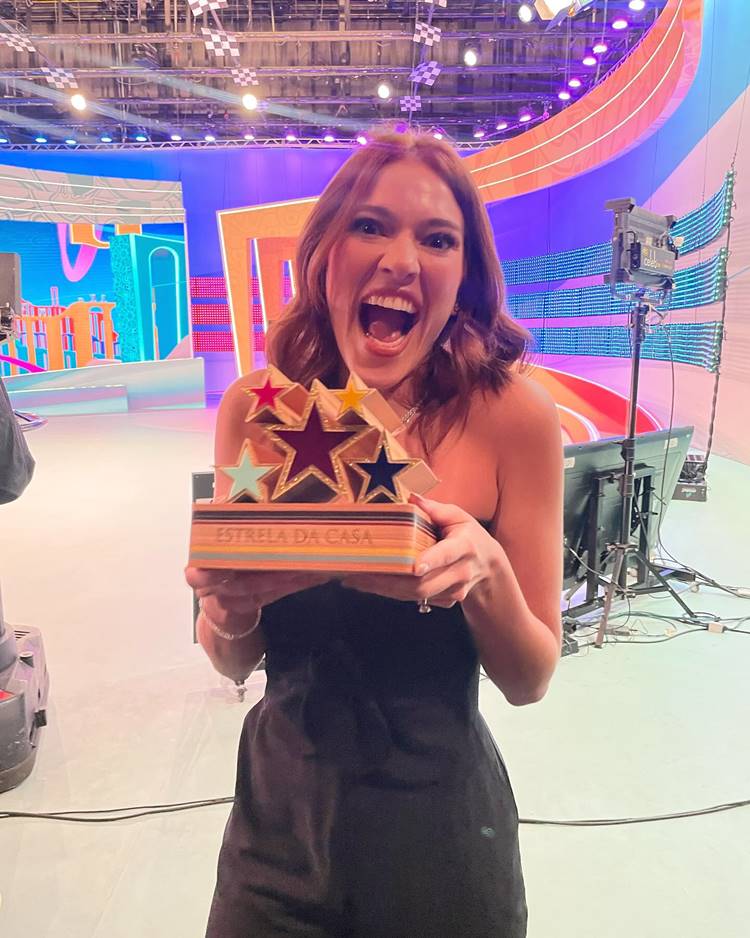 Ana Clara segura troféu do Estrela da Casa no palco do programa