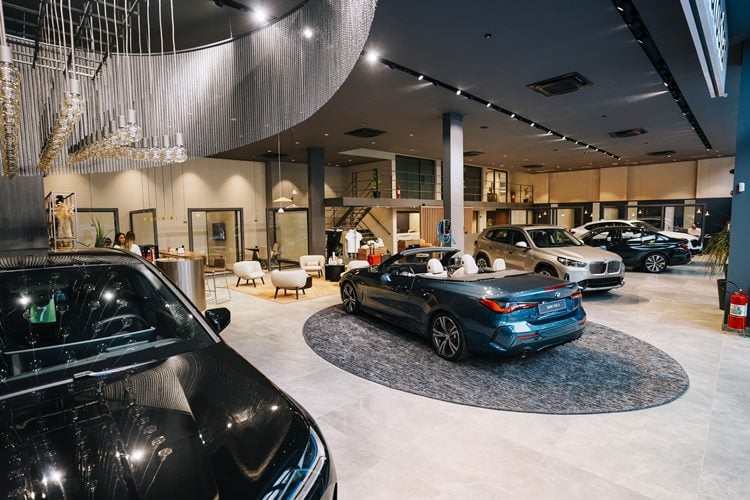 Concessionária de luxo Autostar em São Paulo, nova decoração e conceito. Carros BMW dispostos em sala premium