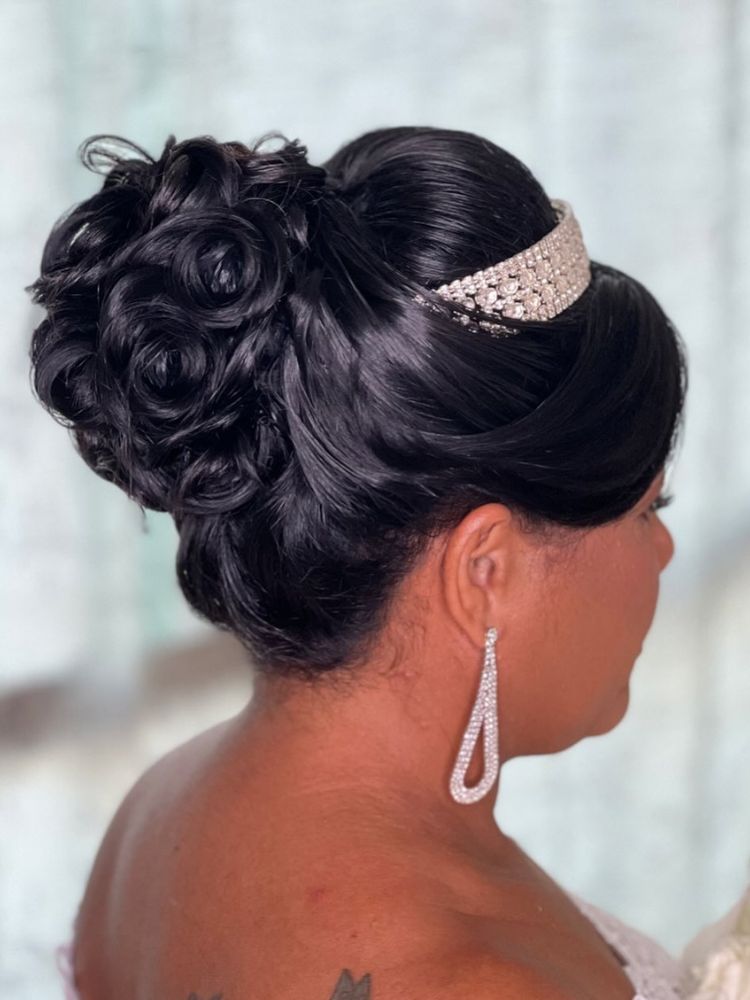 Noiva de pele negra usando coque com cachos e tiara prateada