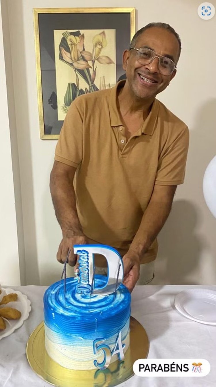 Demerval de Brito, pai de Davi, comemorando aniversário na casa de Mani Reggo