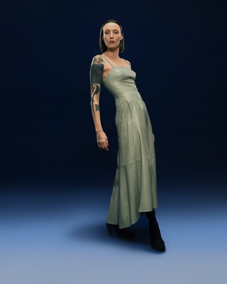 modelo com vestido longo em couro verde de Carol Rossato, da nova coleção Orion, na inauguração da sua 1ª loja emSão Paulo
