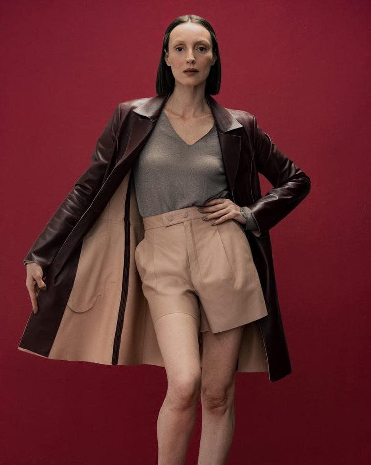 modelo com look em couro marrom e bege de Carol Rossato, da nova coleção Orion, na inauguração da sua 1ª loja em São Paulo