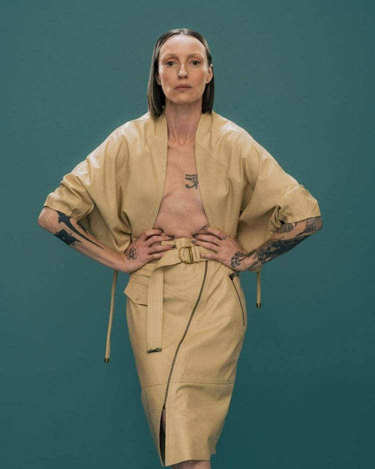 modelo com look em couro amarlo de Carol Rossato, da nova coleção Orion, na inauguração da sua 1ª loja em São Paulo