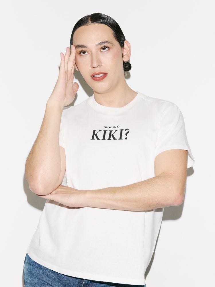 Gabb usando camiseta branca escrito "mona, o kiki?"