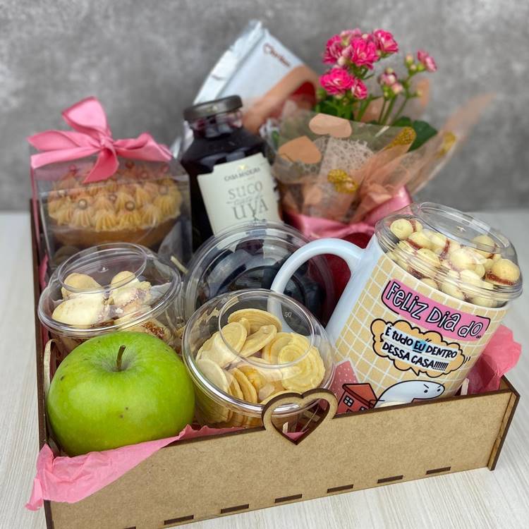 cesta de dia das mães com sucrilhos, doces artesanais, sucos de uva e flor