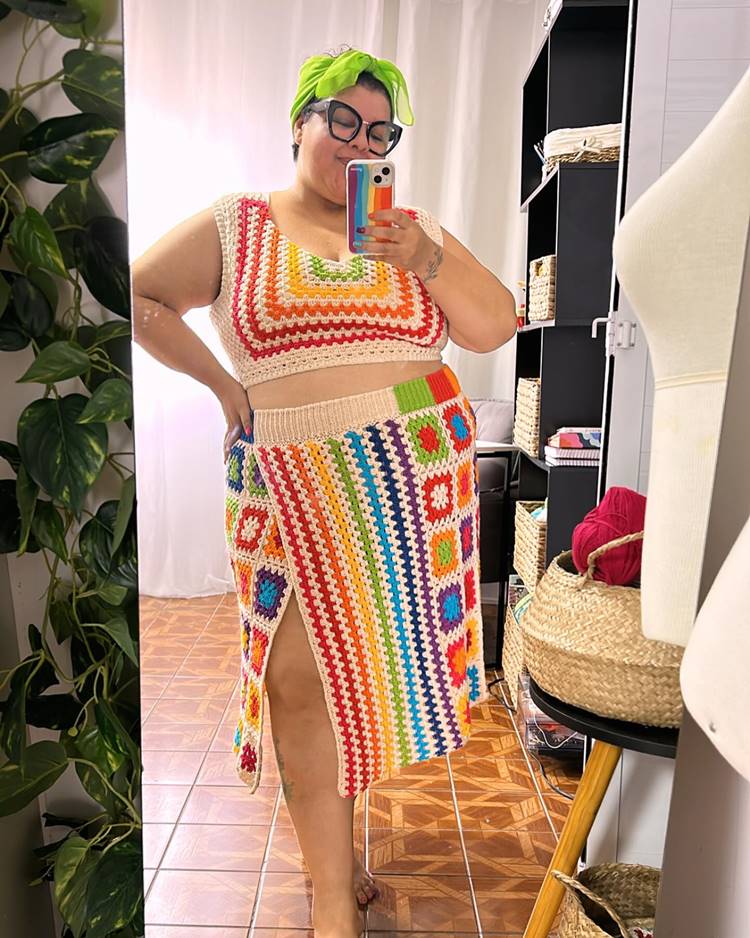 Mulher usando cropped de crochê colorido com saia longa de crochê colorida (conjunto)