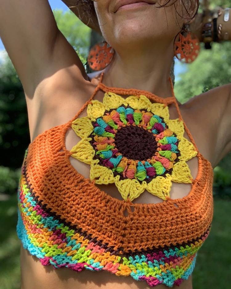 Menina usando cropped de crochê colorido com desenho de girassol