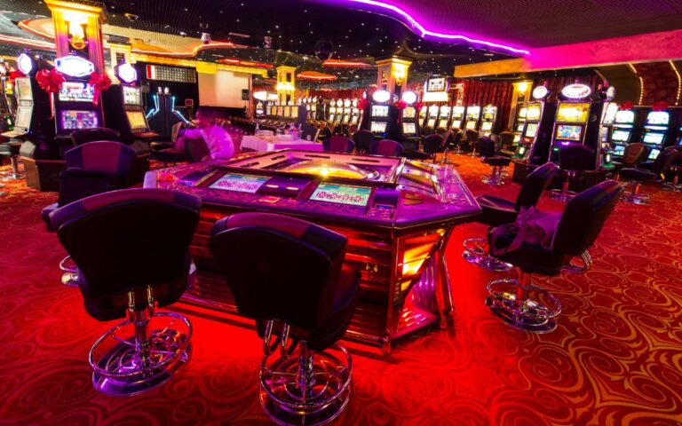 foto de design eficaz de cassino com máquinas de slot e mesas de apostas