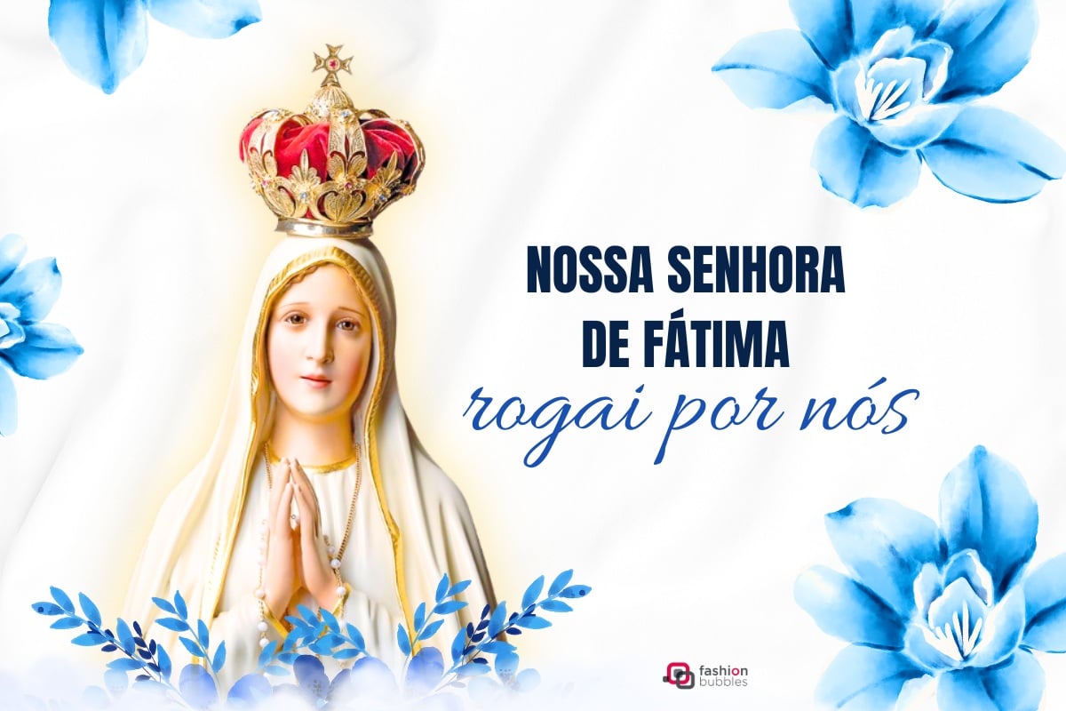Imagem Nossa Senhora de Fátima em fundo branco com flores azuis, escrito Nossa Senhora de Fátima rogai por nós