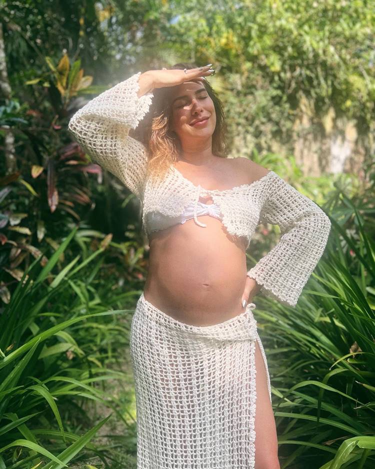 Apresentadora e atriz Fernanda Paes Leme grávida em 2024 usando look praiano de crochê cru