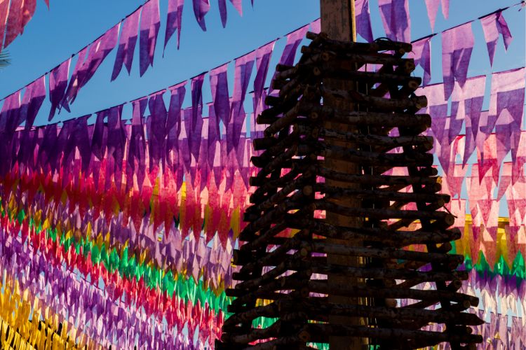 Preparação para torre de chamas ao lado de bandeirinhas coloridas