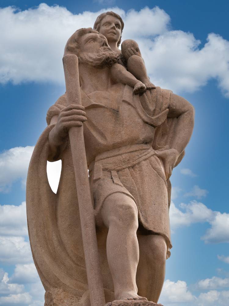 Grande escultura de Santo Antonio, com criança no ombro