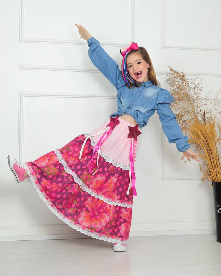 Menina com saia de festa junina combinando com camisa xadrez