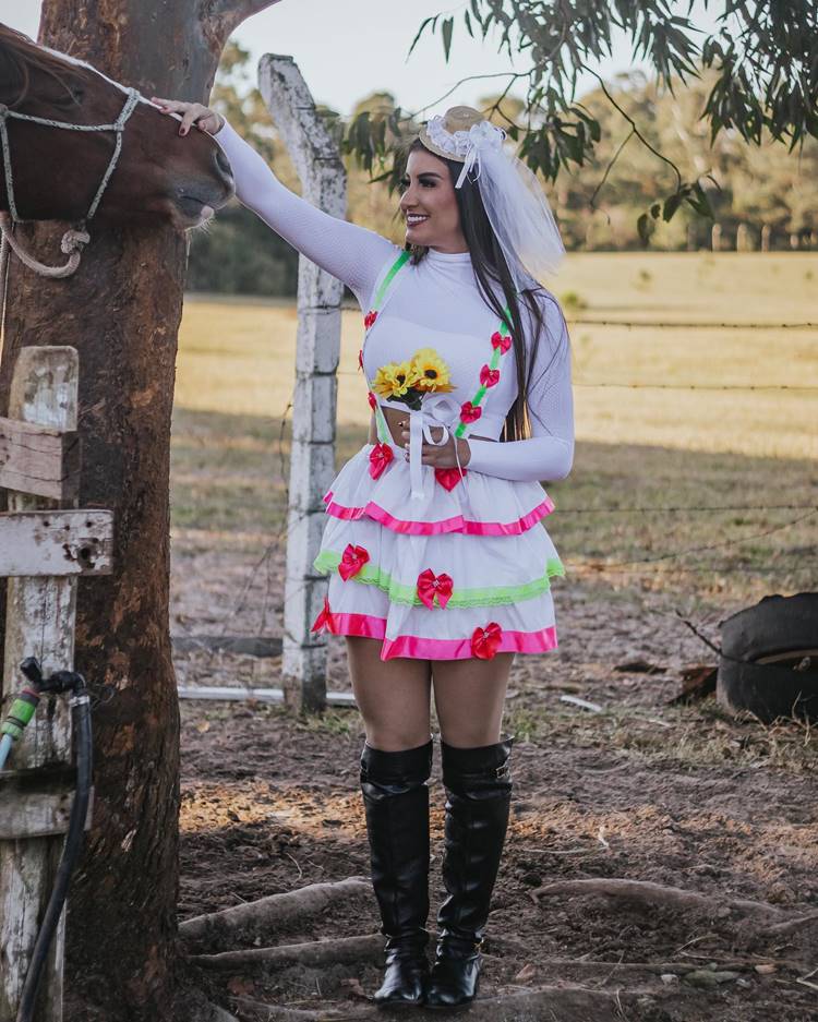 Vestido de noiva caipira, com laços