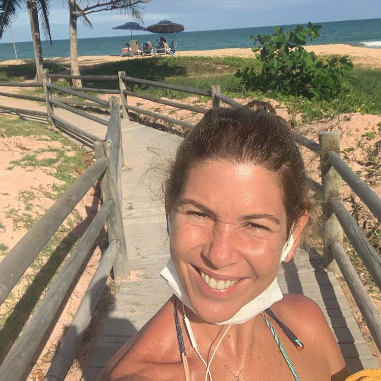 Daniela Beyruti na passarela de uma praia