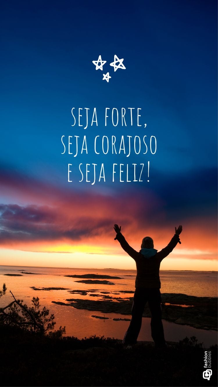 Frases de coragem escrito em foto de pessoa com braços erguidas vendo por do sol na praia