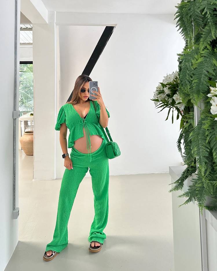 Cantora Gabi Luthai grávida em 2024 usando look verde em foto no espelho