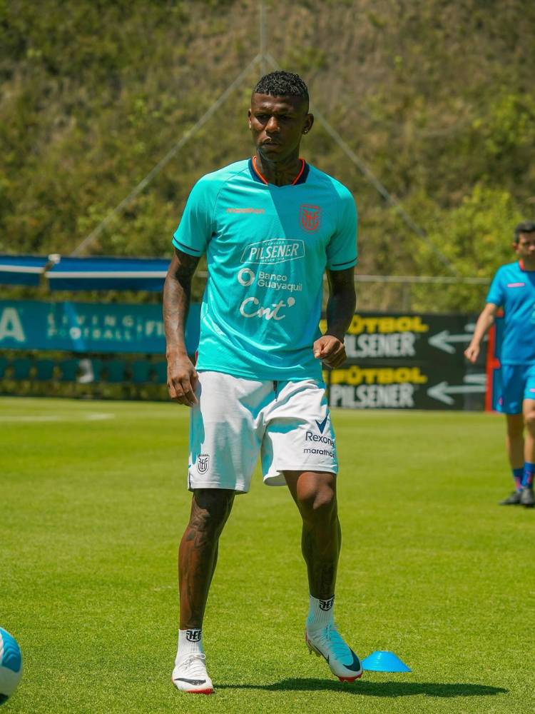Jogador Arboleda treinando no campo usando camiseta verde-água de treino do Equador