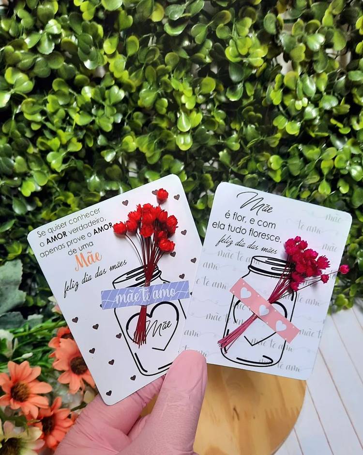 Cartão com desenho de pote e flores de verdade