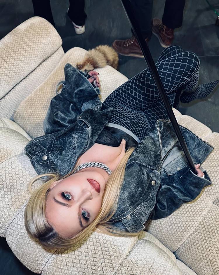 Madonna sentada em estofado olhando para cima