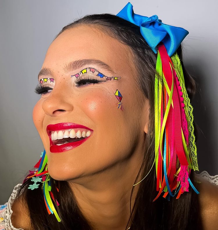 Maquiagem de festa junina, desenho de bandeirinhas, balão e batom vermelho