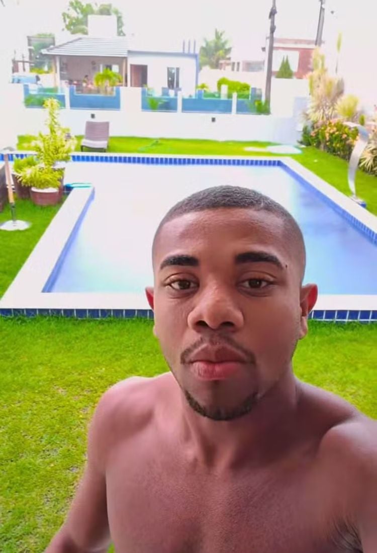 Storie do Instagram de Davi, ele em selfie com fundo da área de piscina da mansão em que ele está