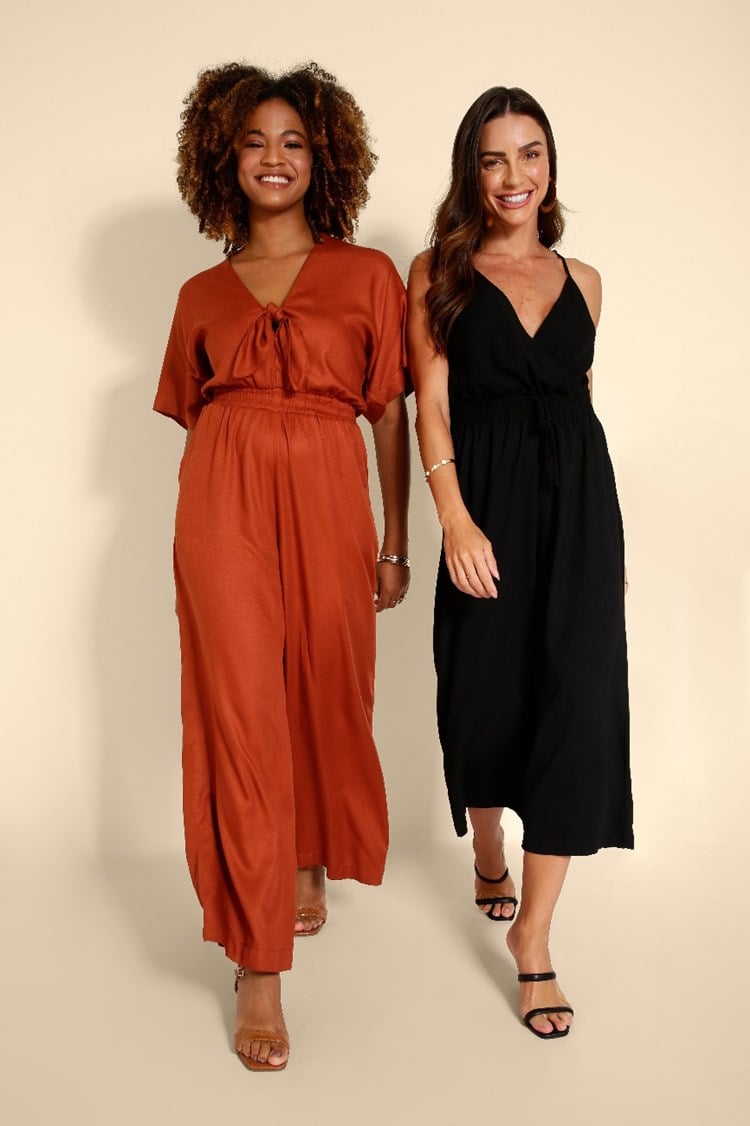 2 modelos usando roupas (macacão e vestido midi) da nova coleção da Marisa de outono/inverno 2024