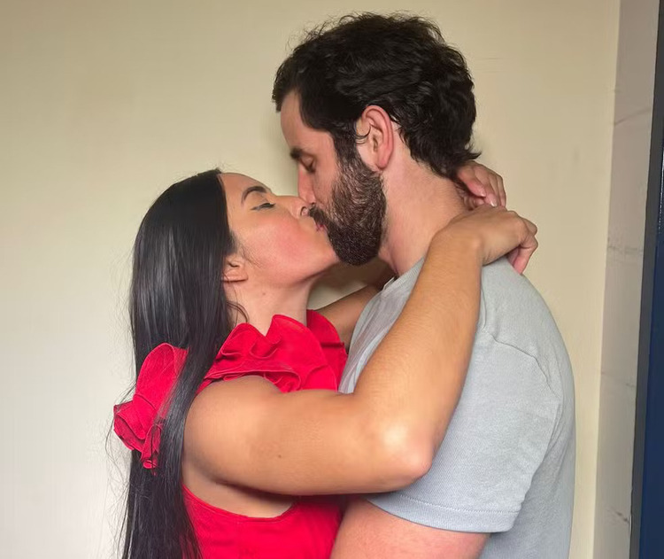 Matteus e Isabelle se beijam nos bastidores da Globo, após Final do BB 24