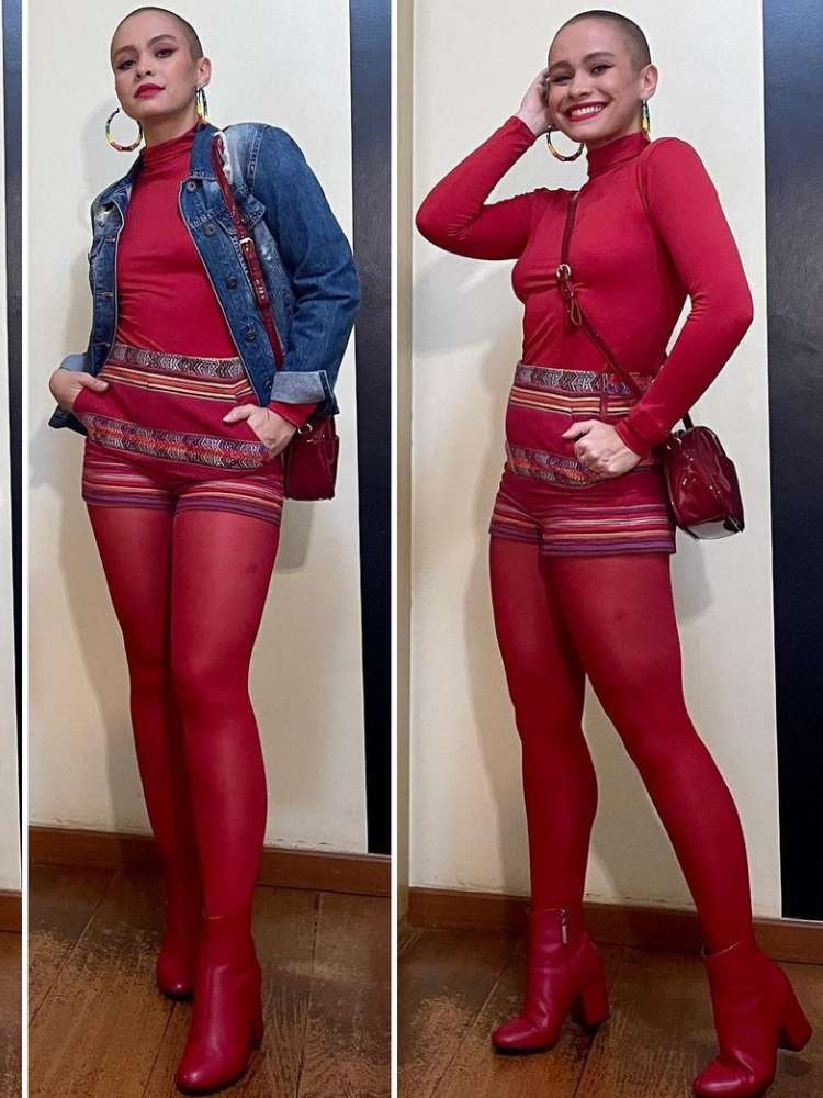 Mulher exibe meia-calça vermelha