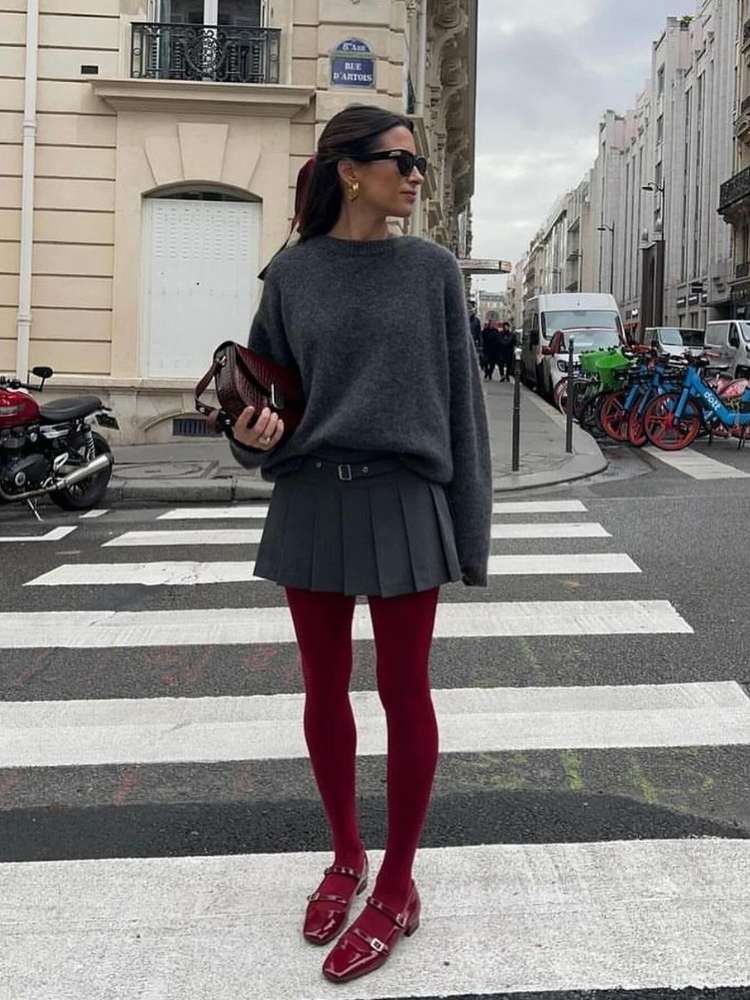 Mulher exibe meia-calça vermelha