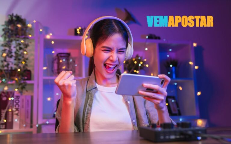 mulher usando fone de ouvido e jogando jogo do Vem Apostar no celular