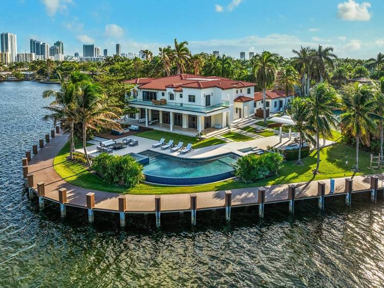 Vista de cima (foto de drone) de mansão em Miami Beach comprada por sertanejo, esposo de Andressa Suita