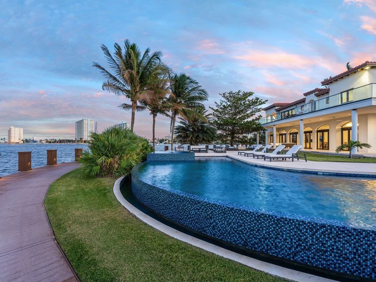 Piscina com borda infinita da nova mansão de Gusttavo Lima