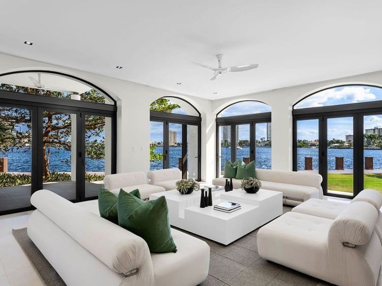 Sala de estar de mansão em Miami Beach comprada por sertanejo, esposo de Andressa Suita