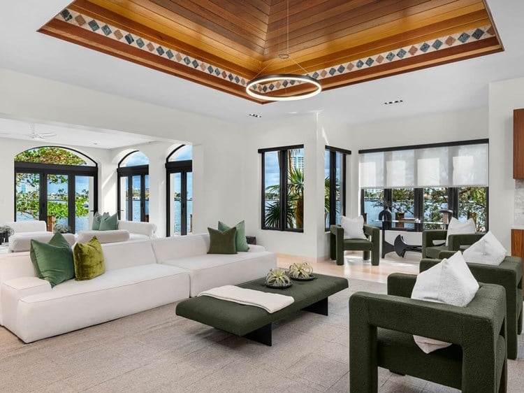 Sala de estar de mansão em Miami Beach comprada por sertanejo, esposo de Andressa Suita