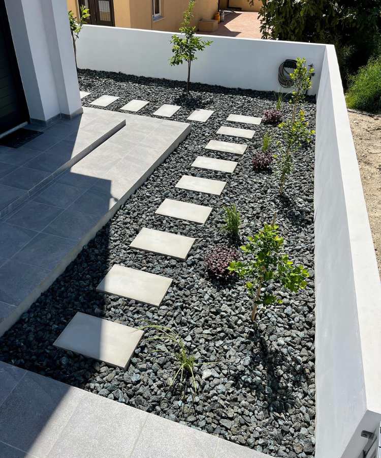 Jardim com pedra brita simples