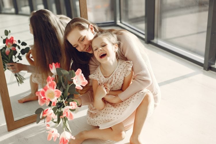 Foto de mãe e filha com buquê de flor