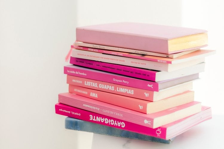 Livros cor-de-rosa em uma superfície de mármore