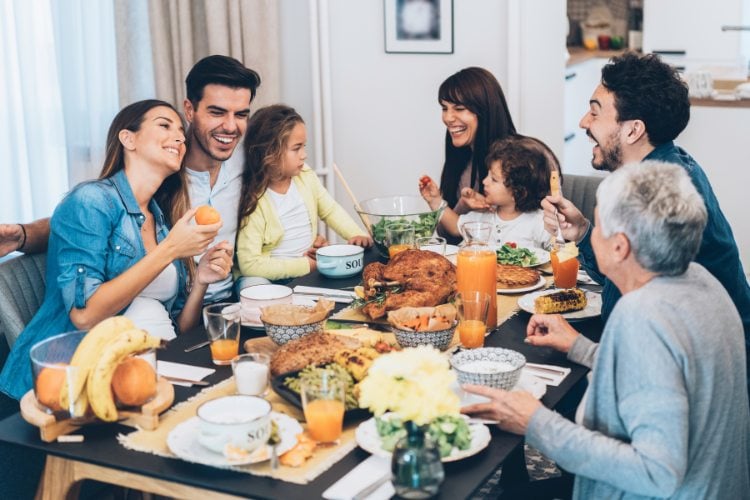 Família reunida almoçando em casa