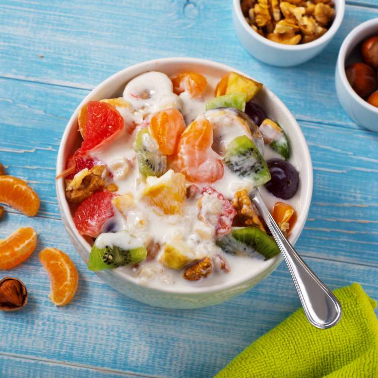 Salada de frutas com creme de iogurte e granola