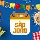 Montagem de fundo azul com bandeiras de festa junina coloridas, desenho de espiga de milho, balão, chapéu de palha, toalha xadrez e calendário junino escrito "São João"