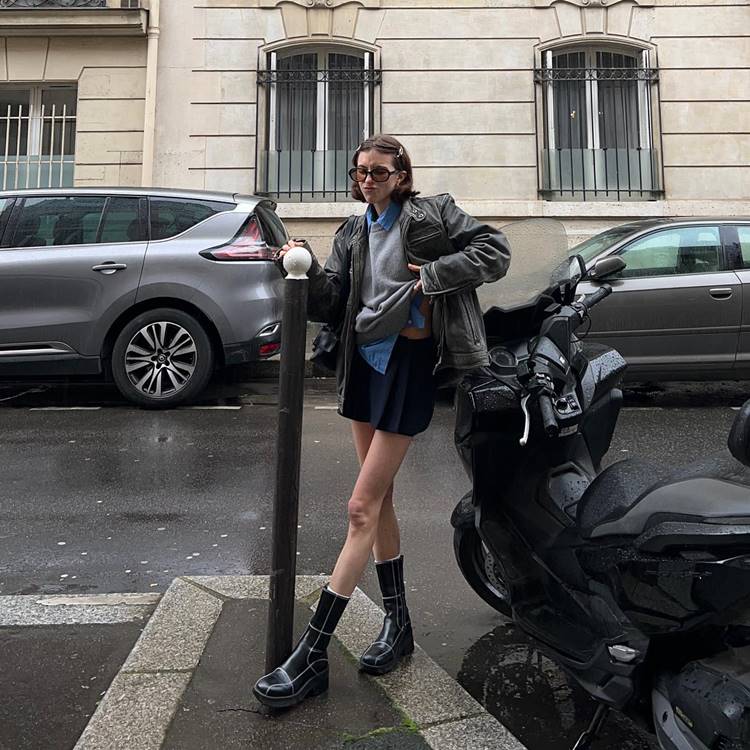 Mulher com look usando short-saia: , camisetas, casacos e jaquetas sobrepostas + botas