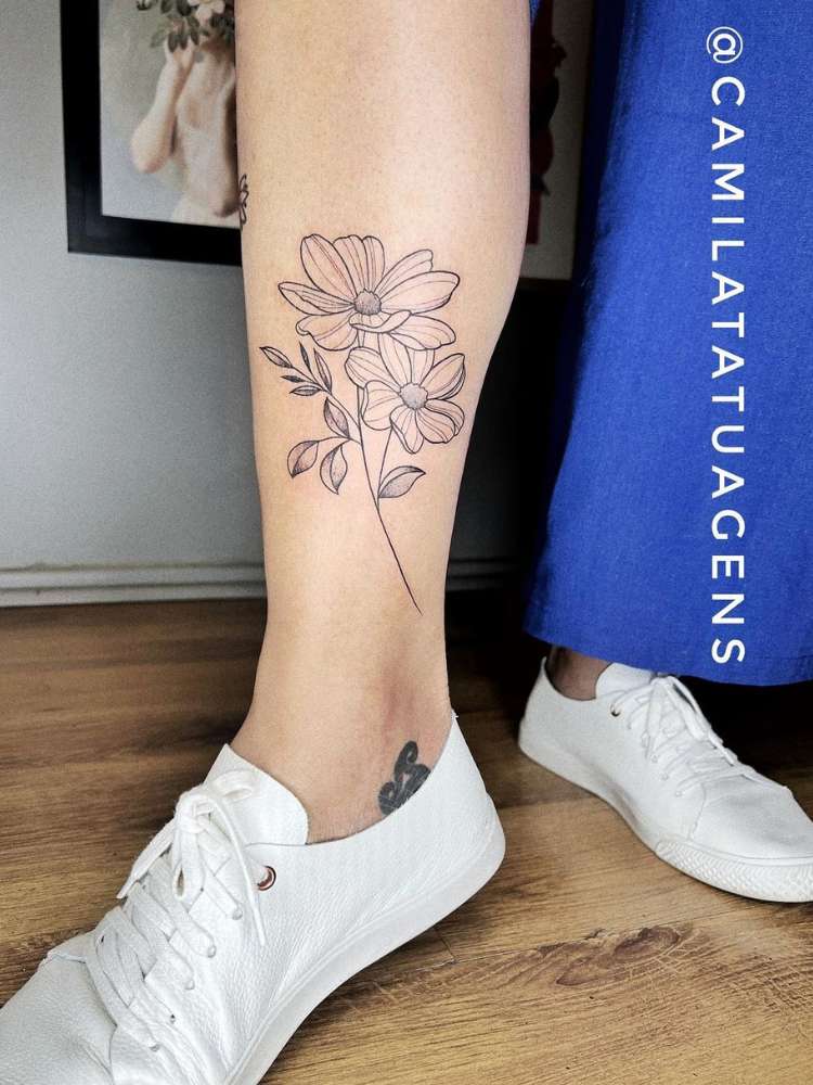 Mulher exibe tatuagem de flor