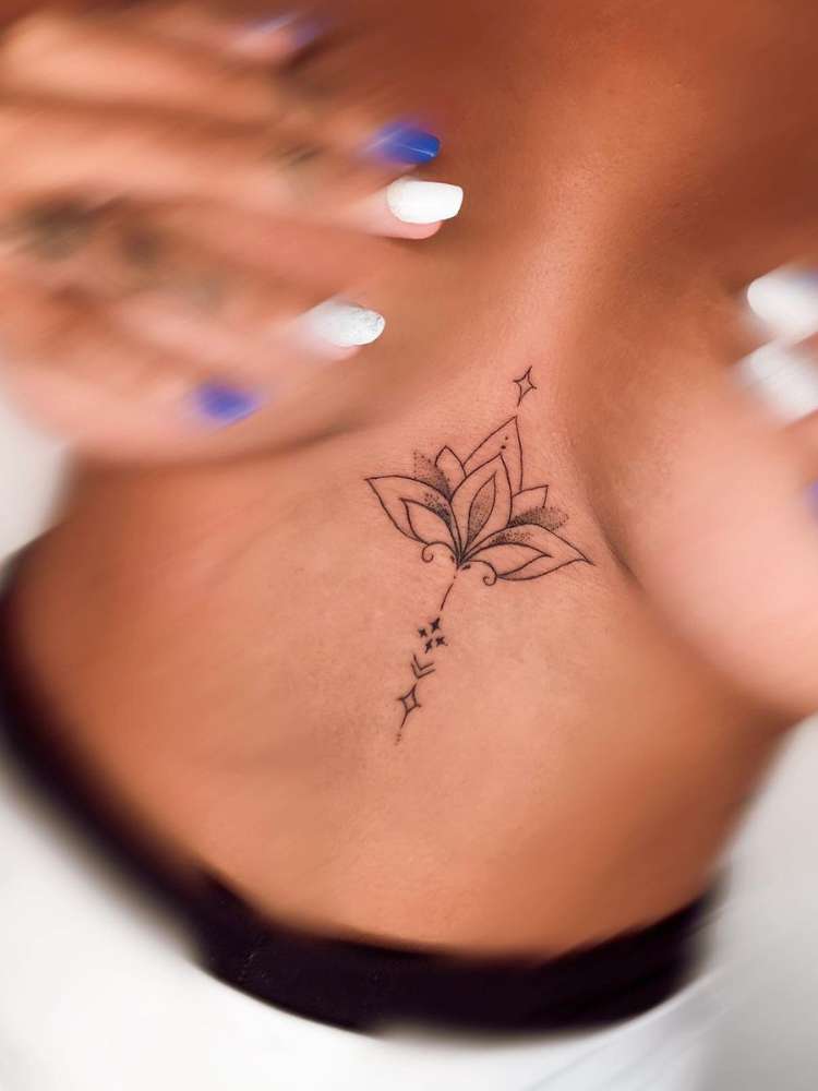 Mulher exibe tatuagem de flor