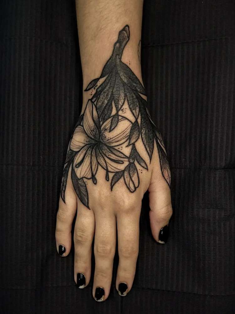 Mulher mostra tatuagem de flor