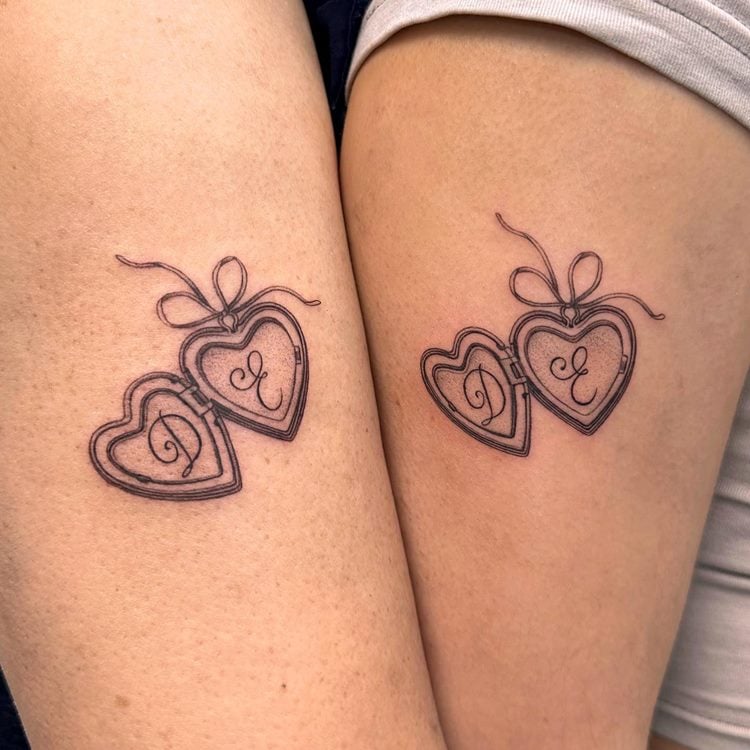 Colar de coração que abre com as iniciais D e E, tatuagem de filha e de mãe