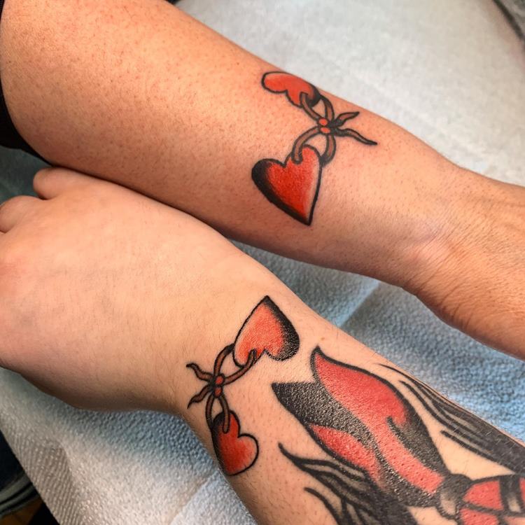 Tatuagem estilo old scholl de dois corações em mãe e em filha