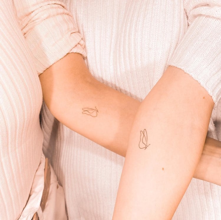 Tatuagem de mãe e filha no estilo minimalista: borboleta no braço