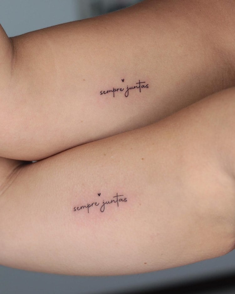Tatuagem de frase "sempre juntas" em duas pessoas